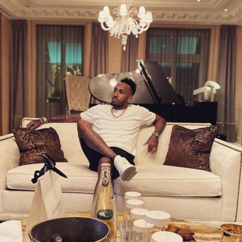 Autos, mansiones y su avión: Así es la vida de millonario de Aubameyang, el nuevo fichaje del Barcelona