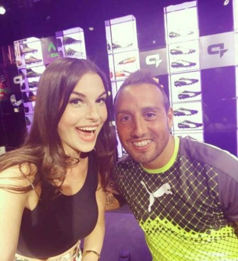 La sexy presentadora del Arsenal TV que recibe propuestas de matrimonio a diario