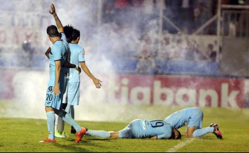 ¡Piedras, bengalas y morteros! Las agresiones se han visto en el fútbol hondureño en los últimos años