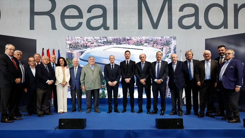 Así fue presentado Xabi Alonso como nuevo técnico del Real Madrid: acompañado por su esposa y el contrato que firmó