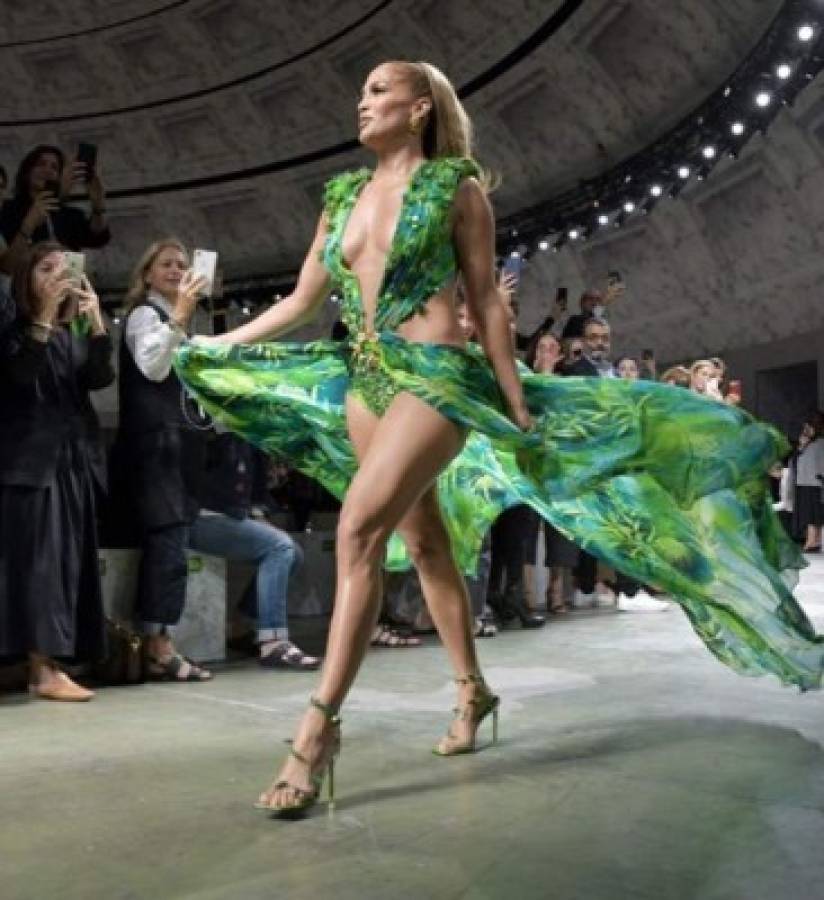 ¡Atrevida! Jennifer Lopez arrasa en la pasarela de Versace a sus 50 años