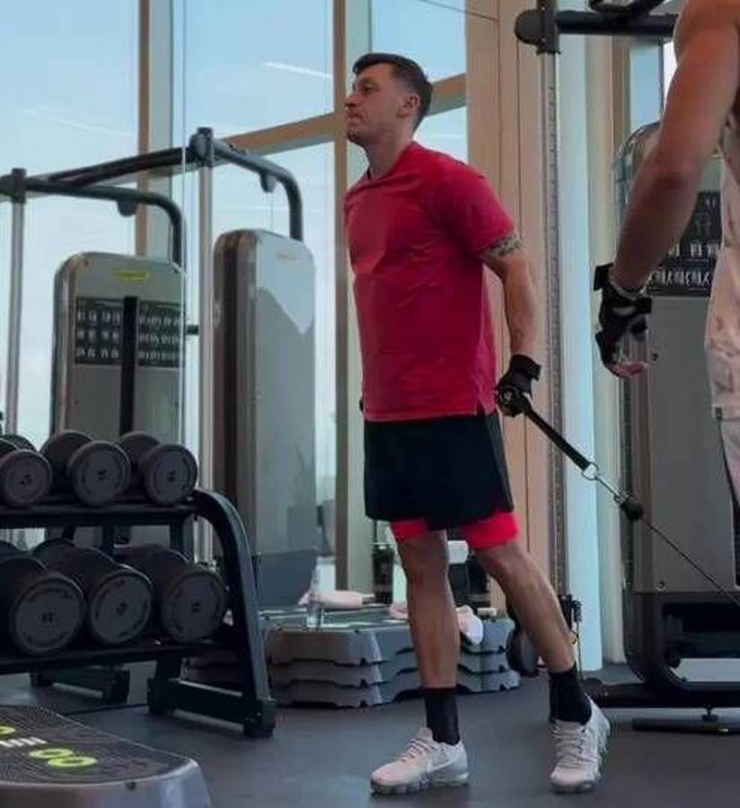 “Está hecho una bestia”: la tremenda transformación física de Mesut Özil tras el retiro del fútbol