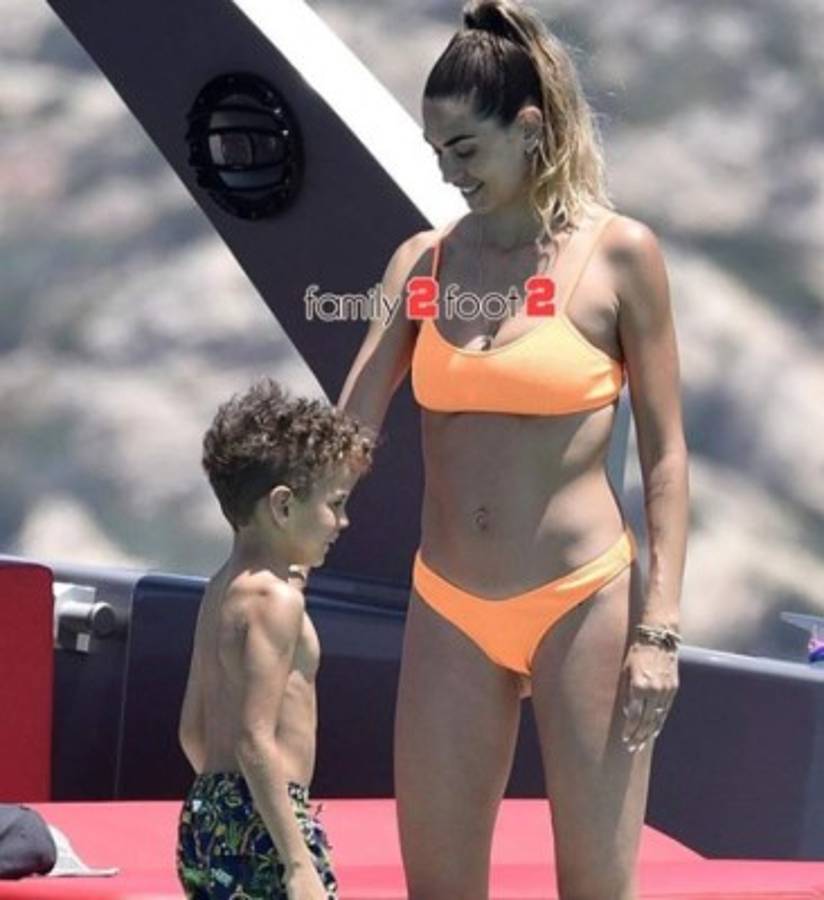 La espectacular mujer de Boateng vuelve a impresionar en sus vacaciones en una isla italiana