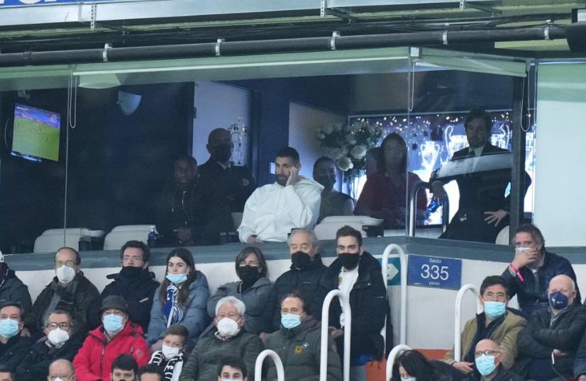 FOTOS: El abrazo de Xavi a Vinicius, Piqué defiende a Ter Stegen de un encontronazo y la famosa cantante en el Real Madrid-Barcelona