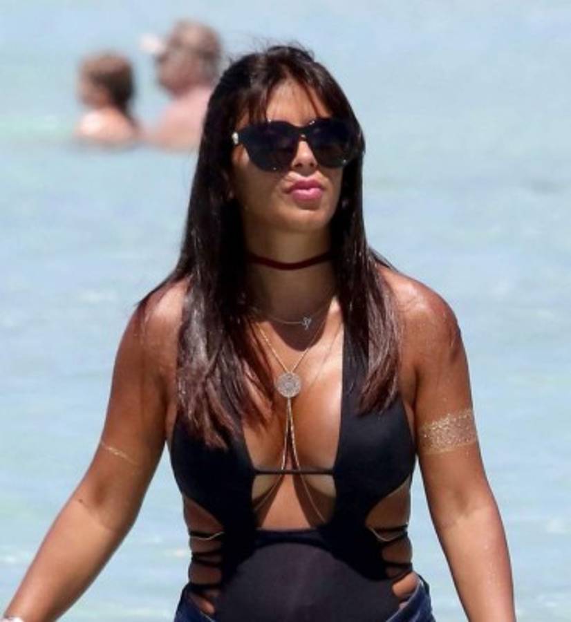 Fábregas deslumbra junto a su explosiva pareja Daniella Semaan de 38 años