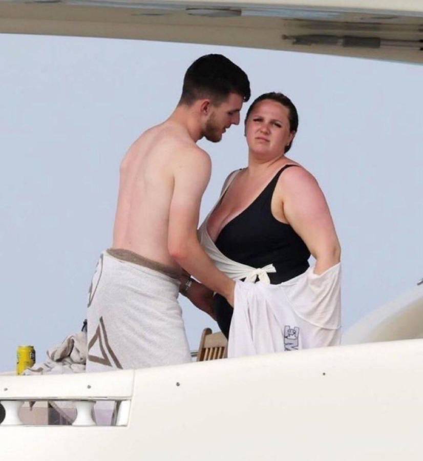 La novia del crack de la Premier League de la que todos hablan por su aspecto físico: ¿por qué se enamoró de ella?