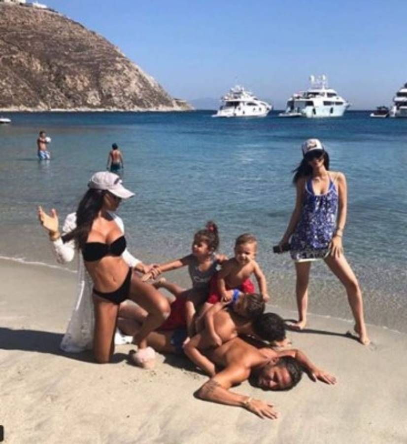 Nuevas fotos: Las vacaciones de lujo de los cracks del fútbol con sus mujeres