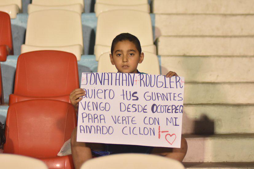 Lo que pasó durante el apagón en el Olímpico, el viral gesto de un jugador lesionado y su esposa y el momentazo entre Troglio-Keosseián