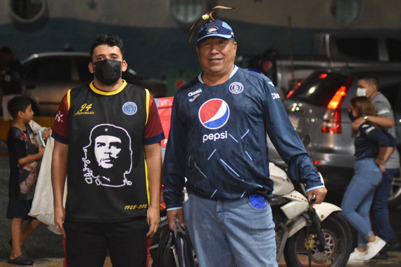 Lo que pasó durante el apagón en el Olímpico, el viral gesto de un jugador lesionado y su esposa y el momentazo entre Troglio-Keosseián