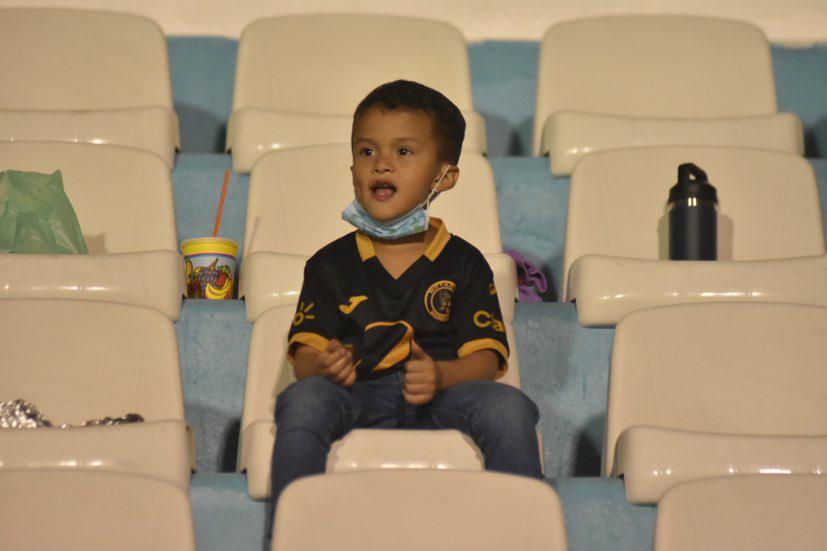 Lo que pasó durante el apagón en el Olímpico, el viral gesto de un jugador lesionado y su esposa y el momentazo entre Troglio-Keosseián