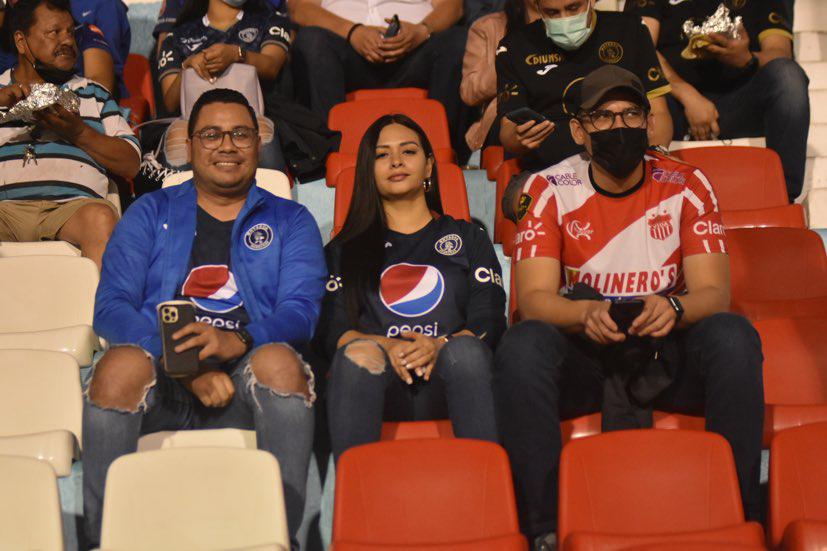 Lo que pasó durante el apagón en el Olímpico, el viral gesto de un jugador lesionado y su esposa y el momentazo entre Troglio-Keosseián