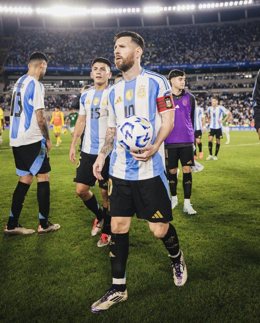 El motivo por el que Messi no se llevó la pelota tras el hattrick con Argentina: quién la tiene y el mensaje de Antonela