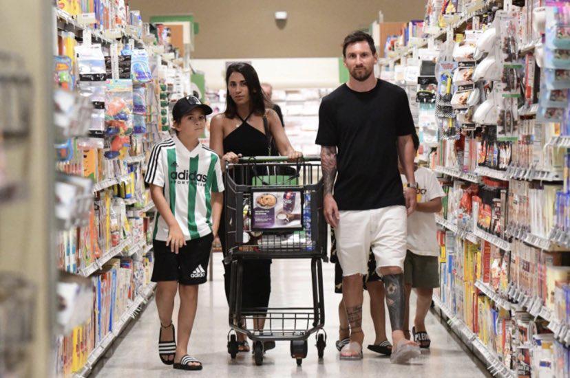 Messi haciendo compras en un supermercado de Miami: así fue captado con Antonela como cualquier simple mortal
