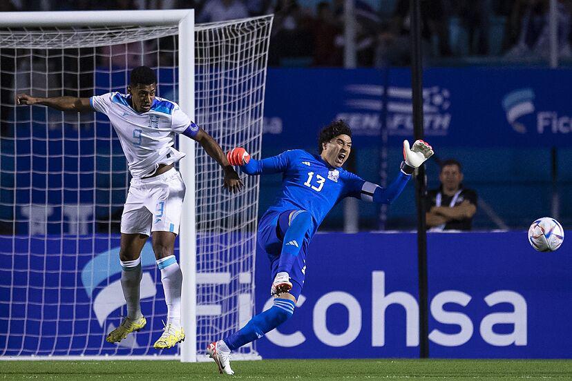 Memo Ochoa se llevó la peor parte en su choque con Antony Lozano en Tegucigalpa.