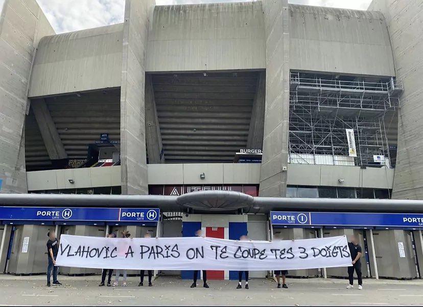 Los ultras del PSG no quieren que Vlahovic firme con el club y lo amenazan.