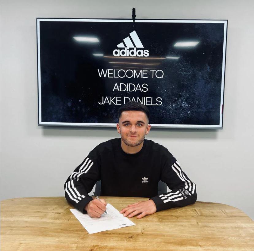 ¿Quién es y dónde juega? El primer futbolista europeo activo en declarse abiertamente gay: solo tiene 17 años