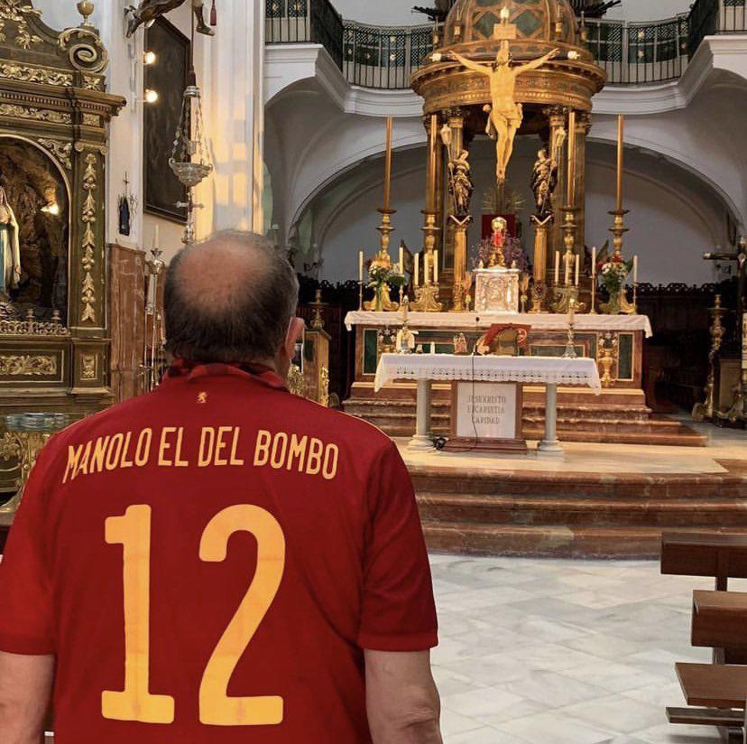 Murió Manolo, el aficionado más popular de España que viajaba con un bombo: asistió a 10 Mundiales y ocho Eurocopas