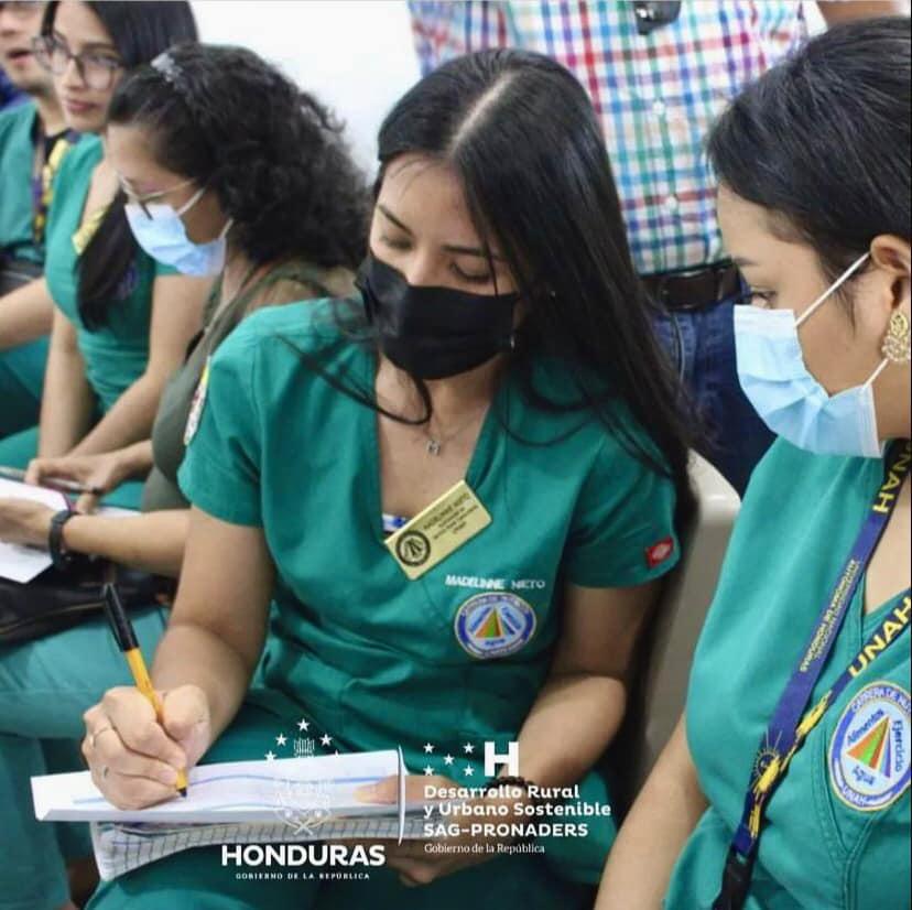 ¿Quién es? Futbolista hondureña se graduó de la UNAH y al día siguiente jugó con la Selección en otro país