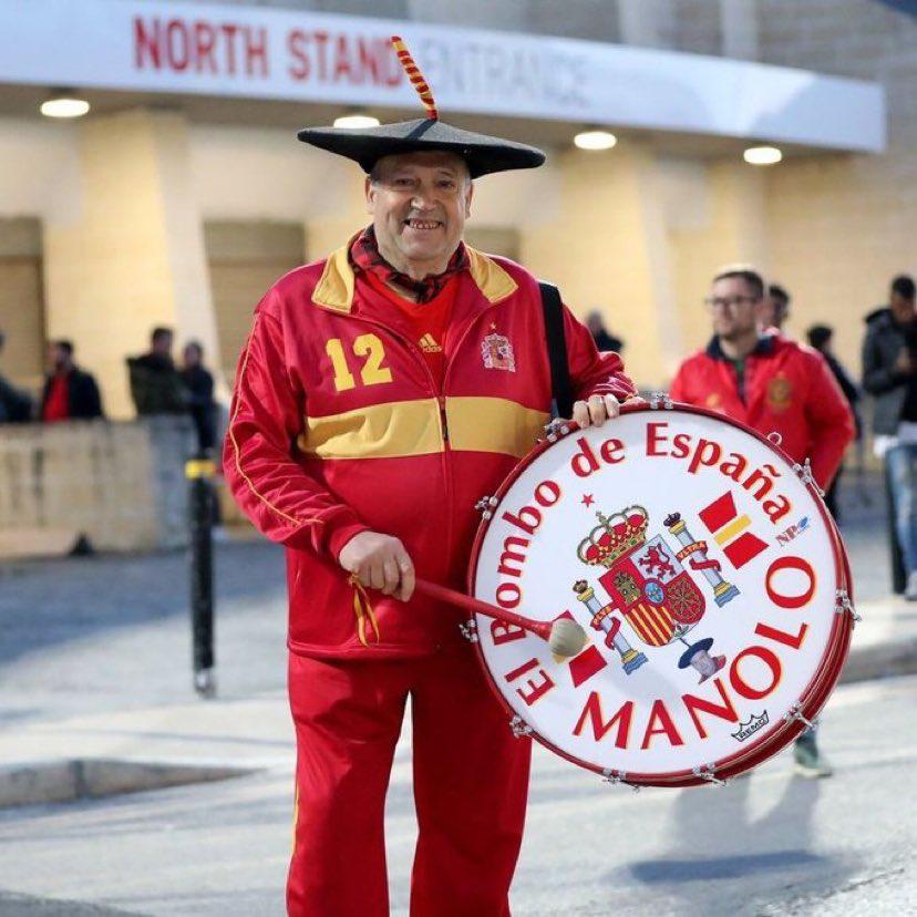 Murió Manolo, el aficionado más popular de España que viajaba con un bombo: asistió a 10 Mundiales y ocho Eurocopas
