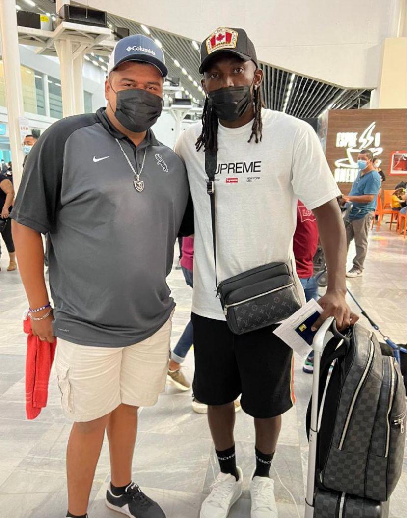 Alberth Elis en el aeropuerto Ramón Villeda Morales previo a su viaje a Francia.
