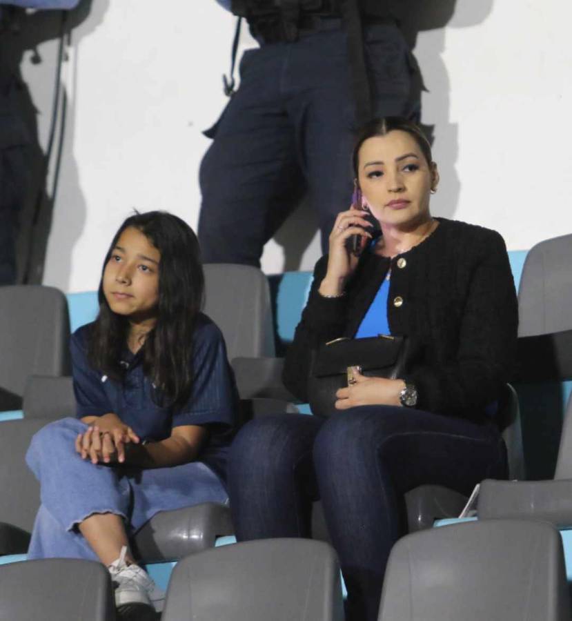 ¿Quién era la chica de rojo? La sangre se hizo presente en la cancha, las preciosas chicas de Motagua y ¿quién comía tajaditas?