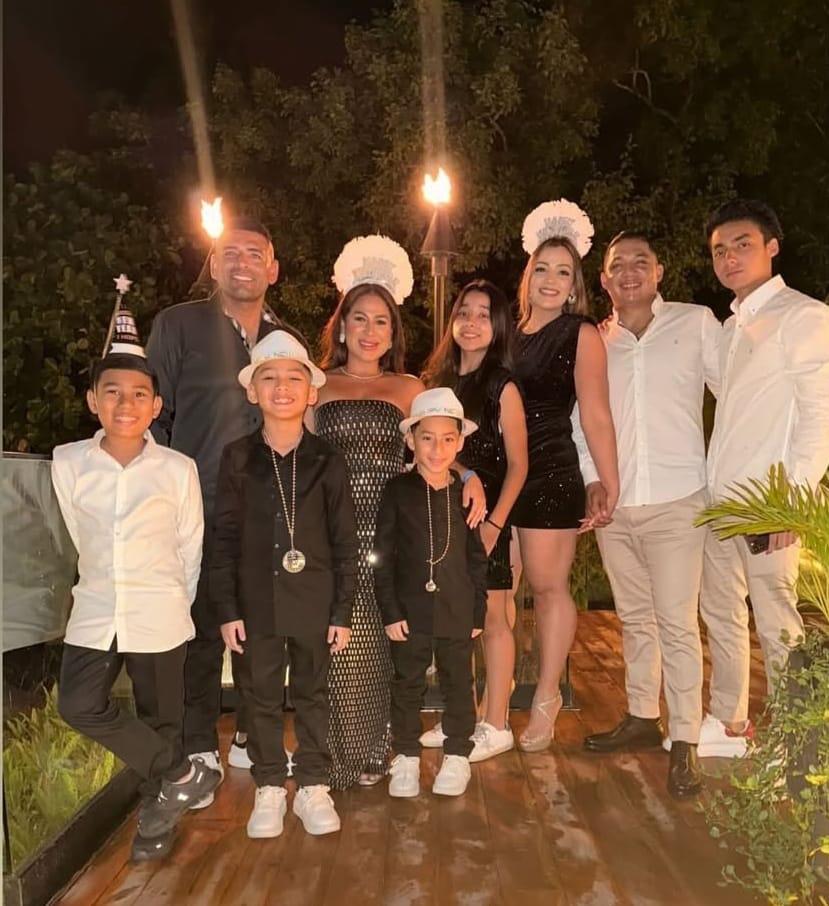 ¡Con tremendo beso y románticos! Así recibieron la llegada del año nuevo los jugadores hondureños