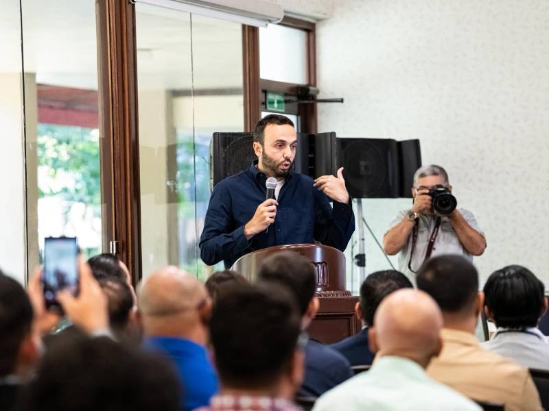 Ignacio Menéndez impartiendo una capacitación coordinada por la Organización de Periodistas y Profesionales Deportivos de Honduras (OPPDH). (Foto: Mauricio Ayala)
