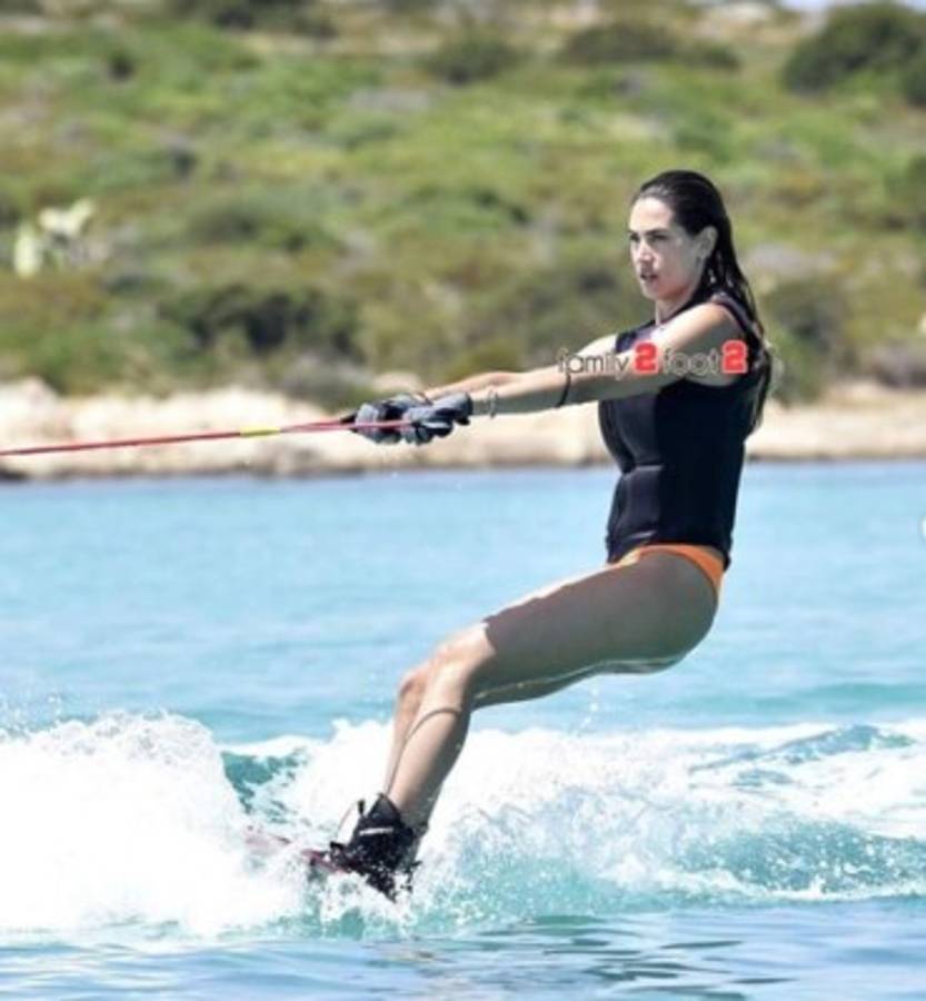 La espectacular mujer de Boateng vuelve a impresionar en sus vacaciones en una isla italiana