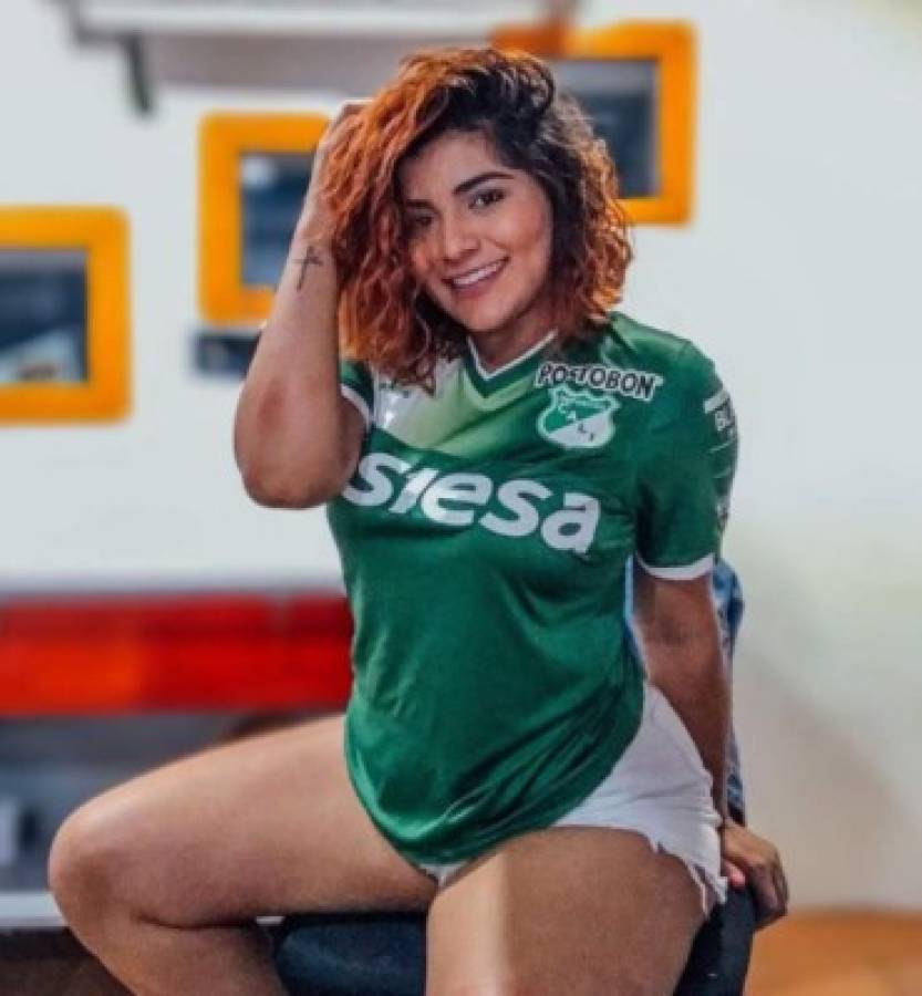 Mujer de palabra: Presentadora colombiana e hincha del Deportivo Cali se quita todo por apuesta