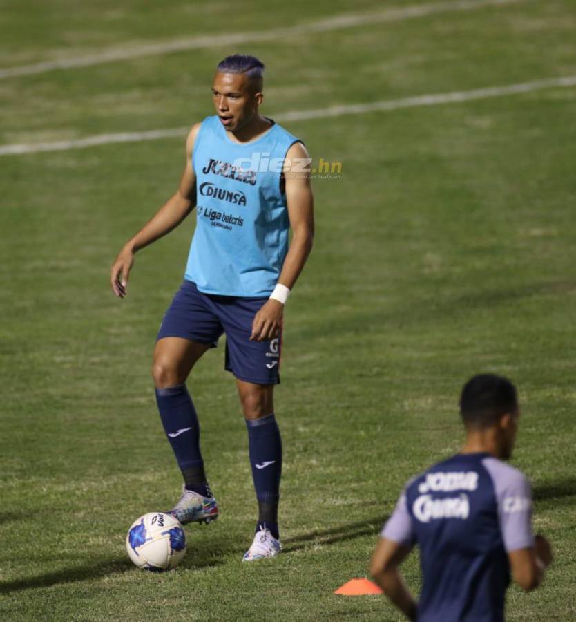 Violencia en las graderías, el extraño look de jugador de Motagua y el cordial saludo entre la Tota y Lavallén