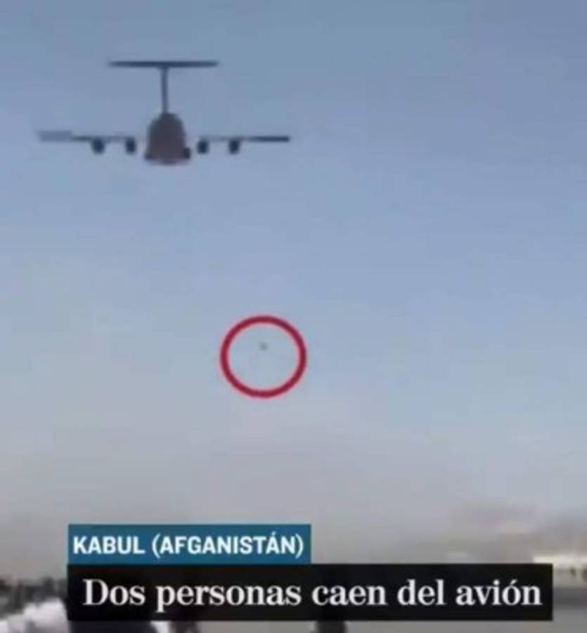 Pánico en Kabul tras el regreso del régimen de los talibanes: la gente intentó escapar trepada en un avión militar