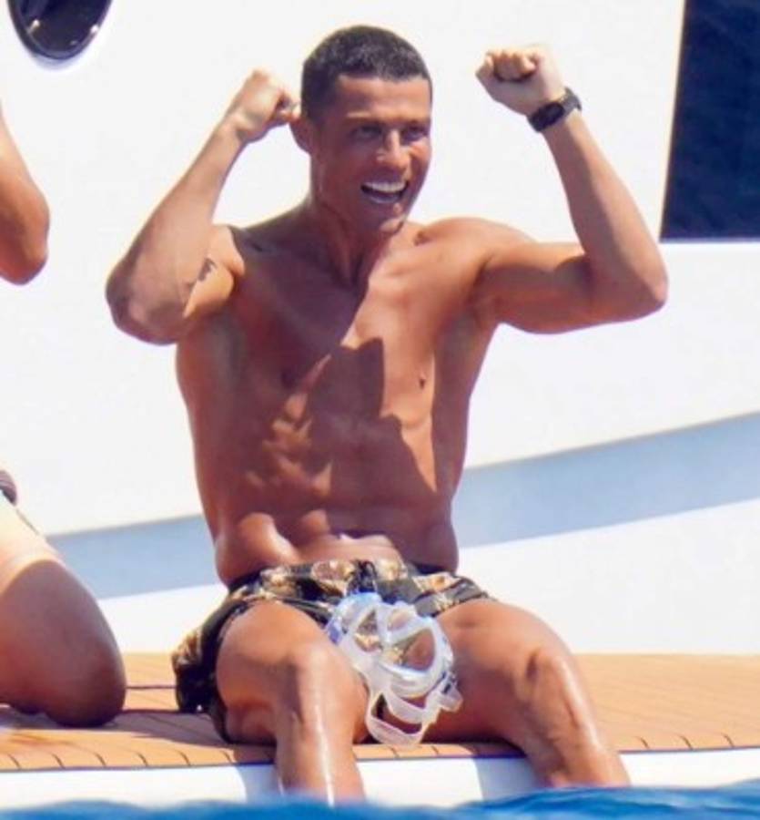 Con fotógrafa de lujo: Así disfruta y luce su cuerpazo Cristiano Ronaldo en sus vacaciones   