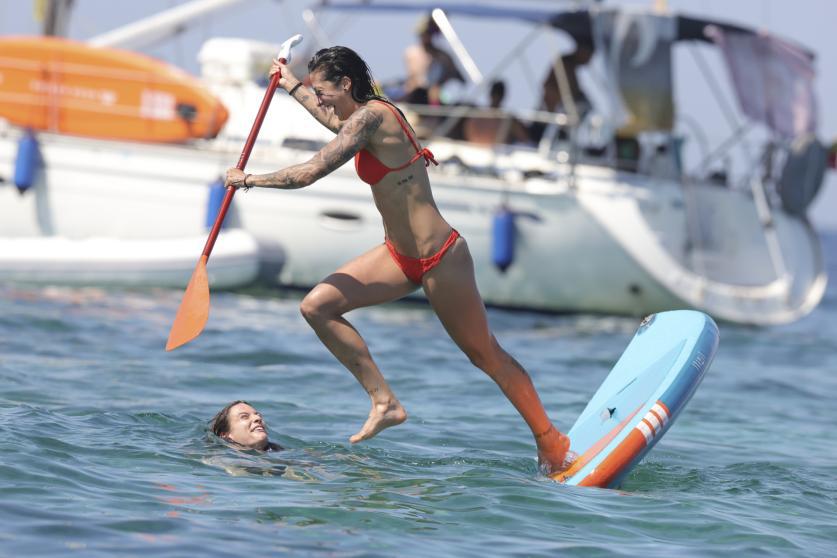 Así son las vacaciones Jenni Hermoso tras su polémico beso: ‘Tatuaje’ dedicado a Rubiales y Alexia Putellas deslumbra