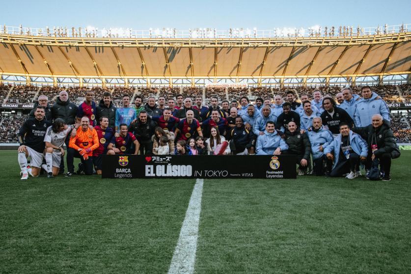 Las leyendas del Barcelona volvieron a derrotar al Real Madrid en el Clásico: el gesto de los blancos con Iniesta