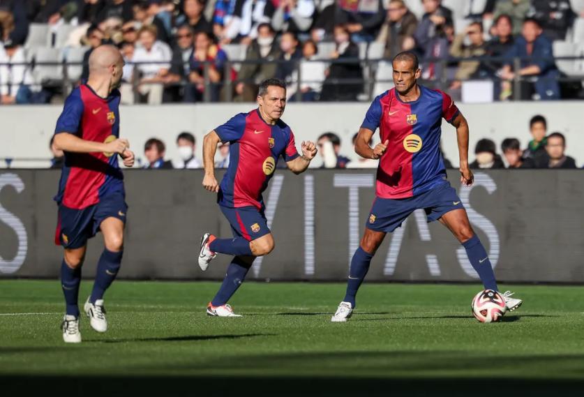 Las leyendas del Barcelona volvieron a derrotar al Real Madrid en el Clásico: el gesto de los blancos con Iniesta