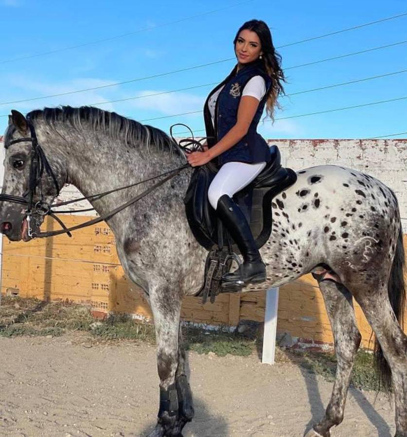 Revelan el futbolista del Barcelona que pasó tres noches encerrado con famosa influencer en un hotel