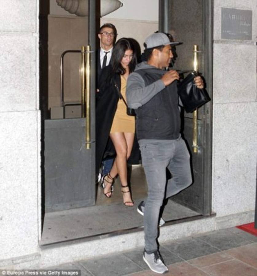 Las últimas fotografías de Cristiano con su novia ¡se la come a besos!