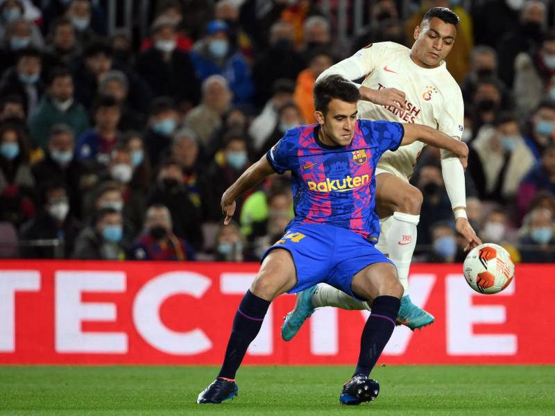 Mostafa Mohamed en disputa por el balón con Eric García, defensa del Barcelona. FOTOS: AFP.