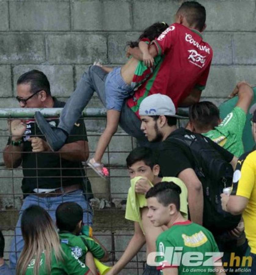 NO SE VIO: Aficionados terminan gaseados por la policía en el clásico sampedrano