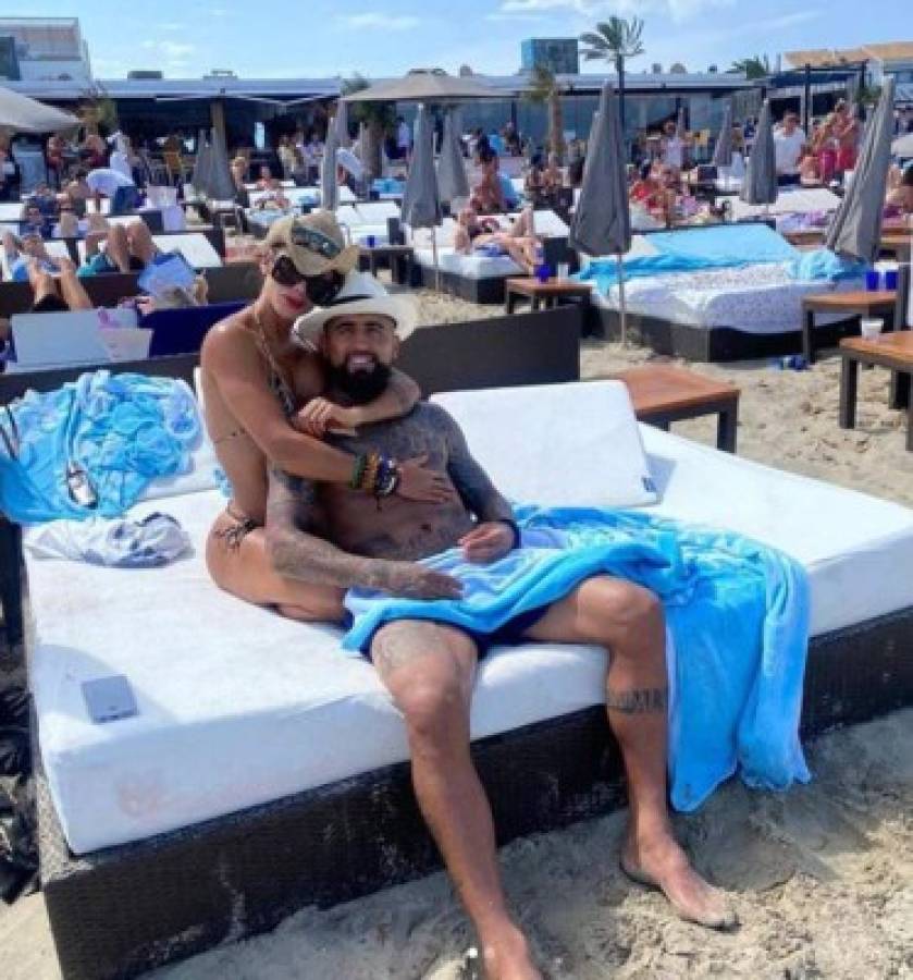Sol, arena, playa y derroche de belleza de la esposa de Arturo Vidal en sus vacaciones en Ibiza