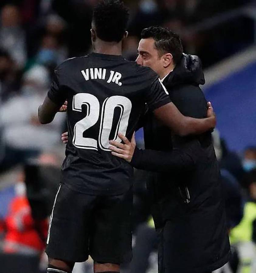 FOTOS: El abrazo de Xavi a Vinicius, Piqué defiende a Ter Stegen de un encontronazo y la famosa cantante en el Real Madrid-Barcelona