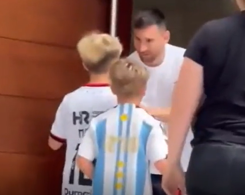 Dos niños llegaron a la casa de Messi y se llevaron la sorpresa de sus vidas: “Cuando veo que aparece la pierna toda tatuada...”