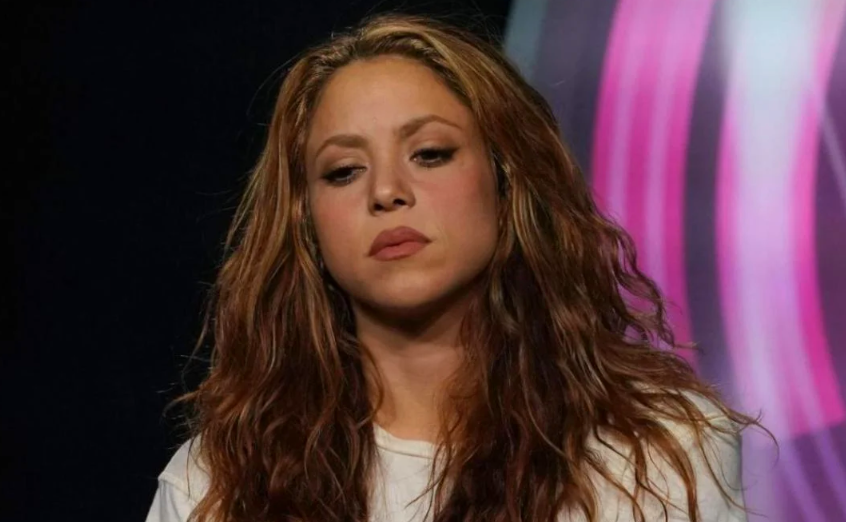 Captan a Shakira ‘‘devastada’’ tras las fotos de Piqué con su supuesta amante y los mensajes de un acosador en su casa