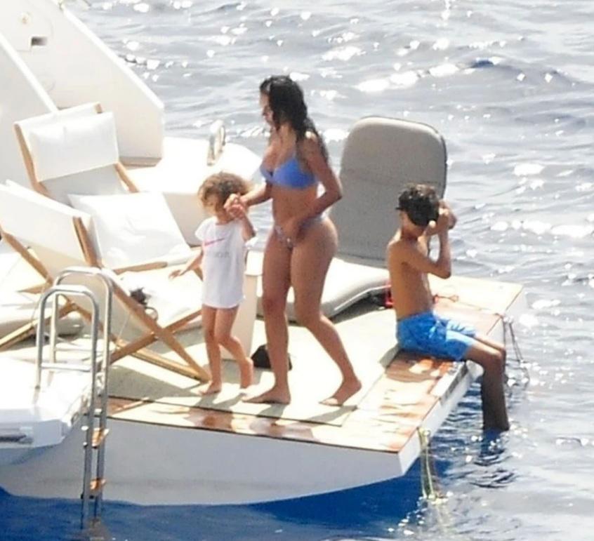 ¿Está gordita? Así fue captada Georgina Rodríguez en sus vacaciones con Cristiano Ronaldo en Mallorca