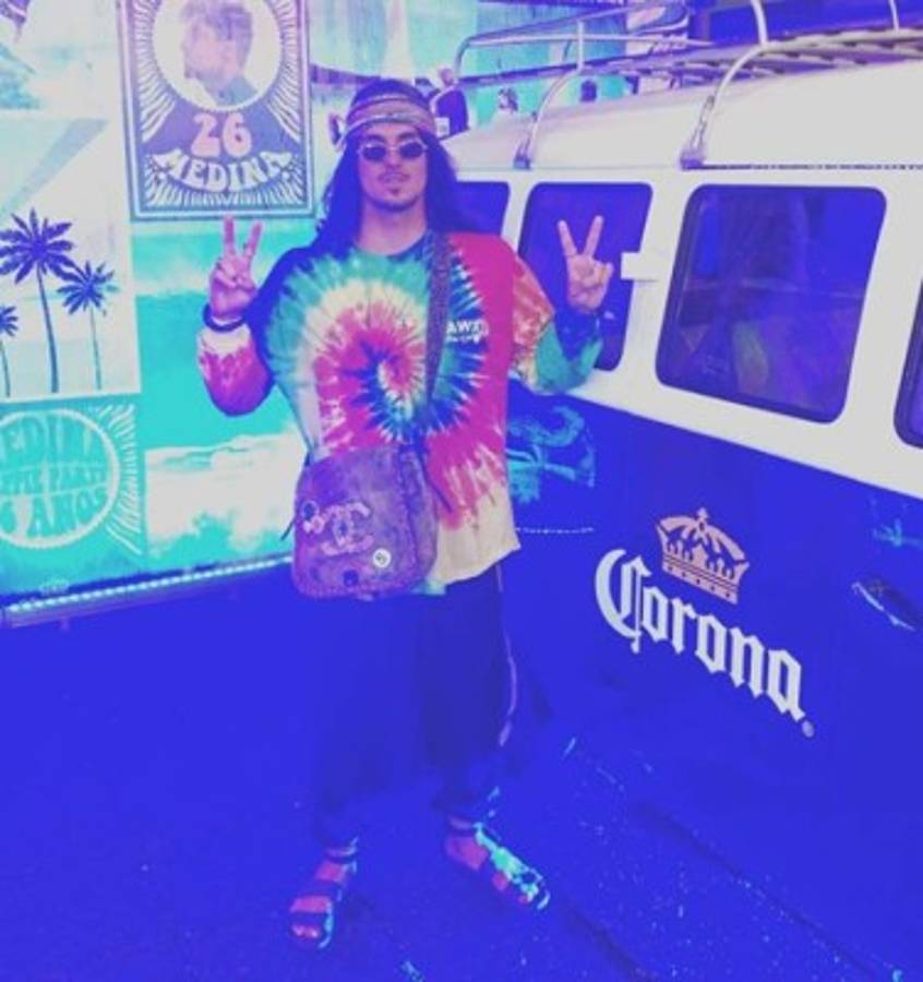 Neymar se viste de 'hippie' para celebrarle el cumpleaños a un amigo surfista en plena navidad