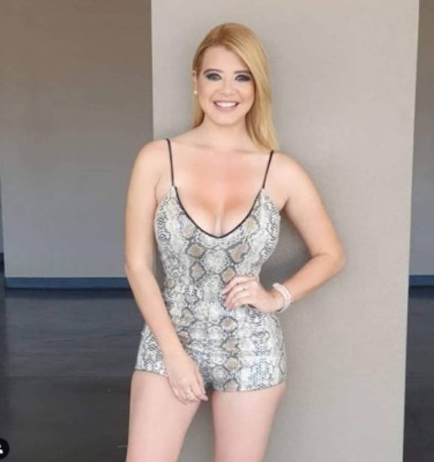 Linda Cruz, la sexy periodista deportiva centroamericana que pasa sus vacaciones en La Ceiba