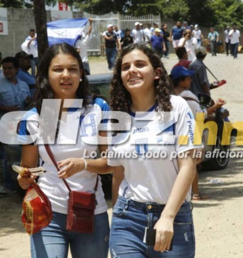 ¡HERMOSAS! Juego entre Honduras-Estados Unidos se llena de lindas chicas