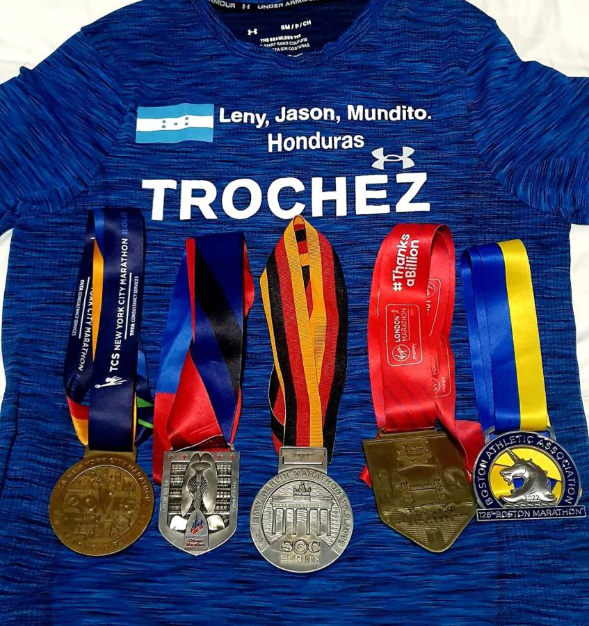 ¡Épico! El hondureño y maratonista José Trochez nos muestra sus medallas del World Marathon Majors y ahora se prepara para asistir a la de Tokio.