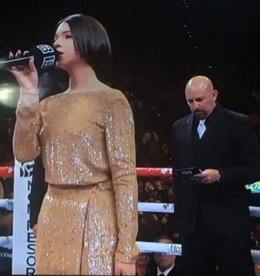 Ángela Aguilar, la mariachi mexicana que se robó el show en la pelea de Canelo Álvarez   