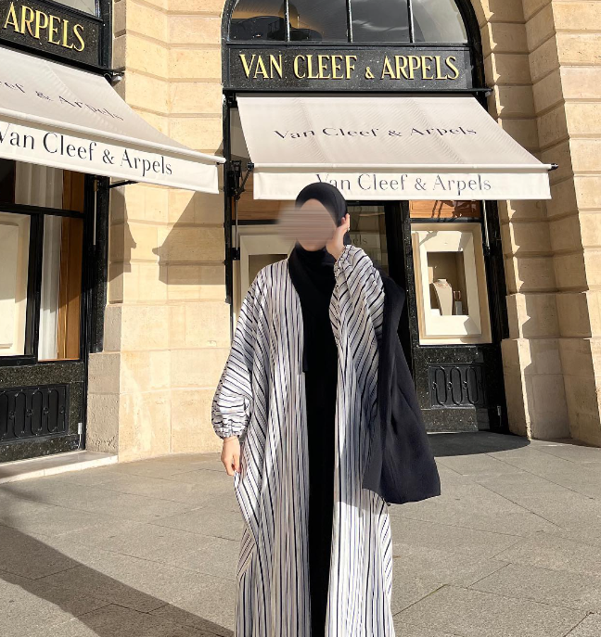 Siempre con el rostro cubierto: la influencer y misteriosa mujer que conquistó a crack del Barcelona